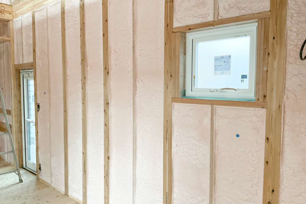 壁一面に隙間なく吹き付けられた断熱材。高い気密性と断熱性を備えた家づくりの施工現場。