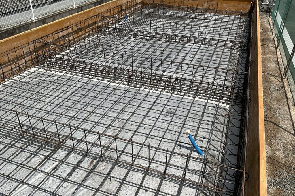 配筋が組まれたベタ基礎の施工中の現場写真。耐震等級3の建物を支える基礎配筋の状況