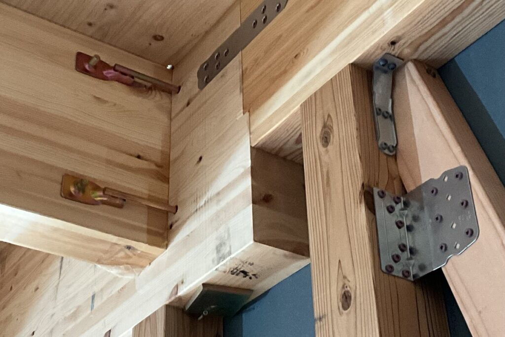 耐震金物で強固に固定された木造住宅の構造体。山口県で長く住み続けるための資産価値の裏付け。