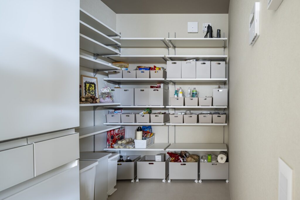 食品ストックや日用品を整理整頓できる、可動棚を備えた大容量のパントリー収納。