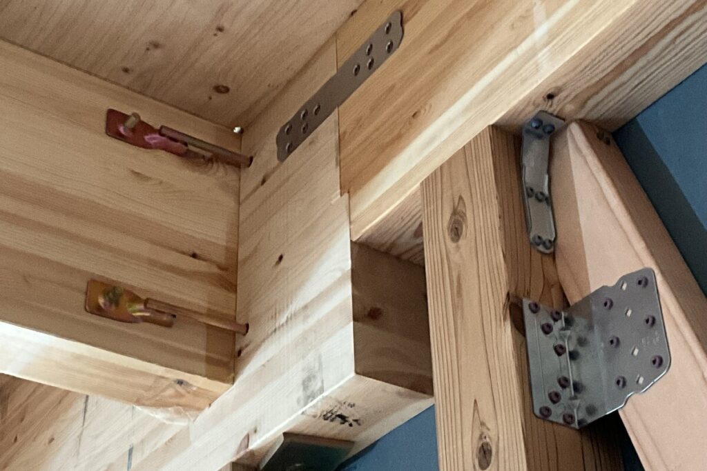 金物で接合された木造軸組の柱と梁の接合部。耐震等級3に対応するための構造金物の施工例