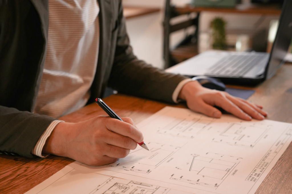 図面に書き込みをしながら住宅の設計内容を確認している様子。耐震等級3の計画に関わる構造検討のイメージ