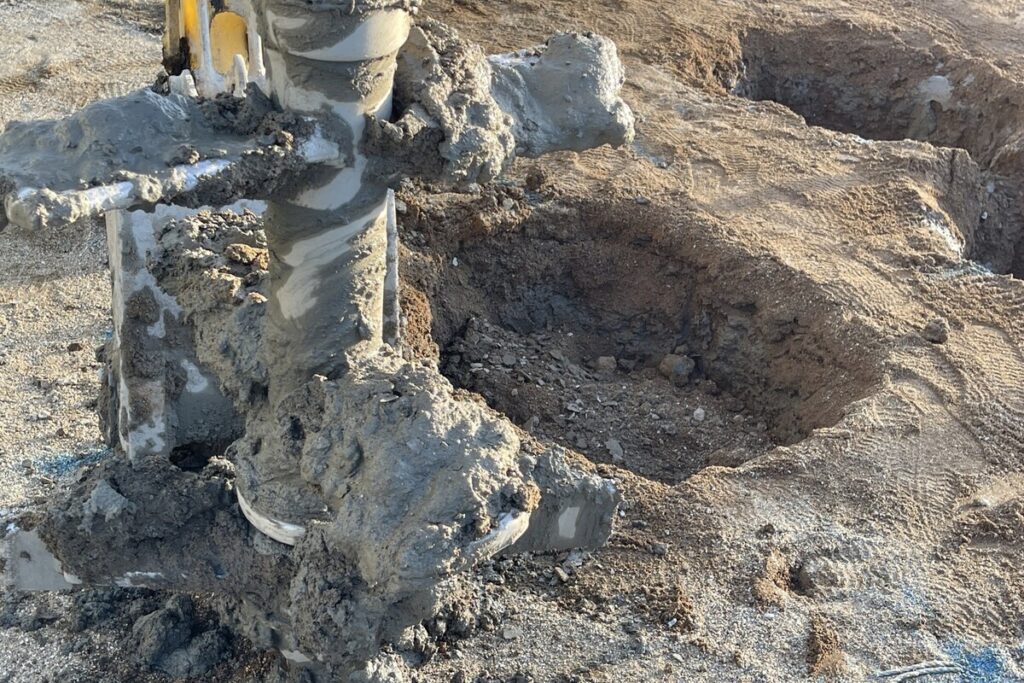 注文住宅の基礎工事に伴う地盤改良の様子。重機で地面を掘削し、基礎前の重要工程を確認している現場風景。