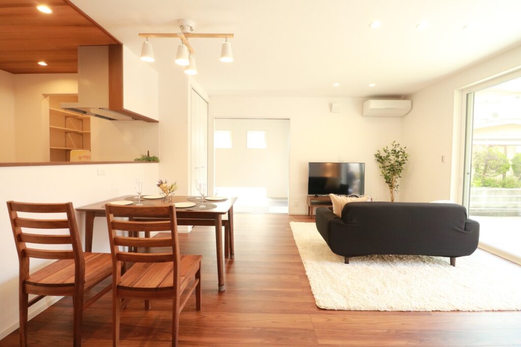 明るく開放的なリビングダイニング。山口県で持ち家を建てる際の理想的な家族の集い場。