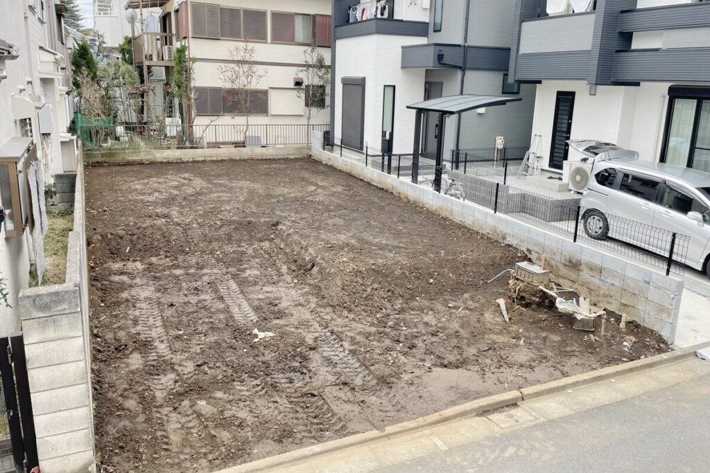 これから家づくりが始まる、整地された住宅街の更地の様子