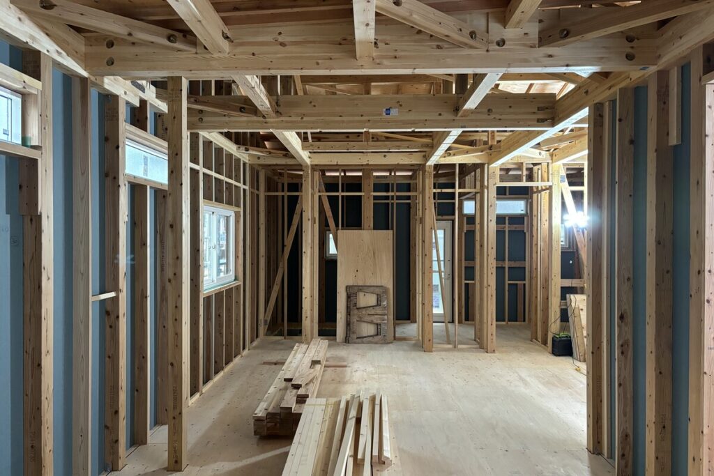 柱や梁が組み上がり、石膏ボードを貼る前の木造住宅の内部構造と建築現場の様子