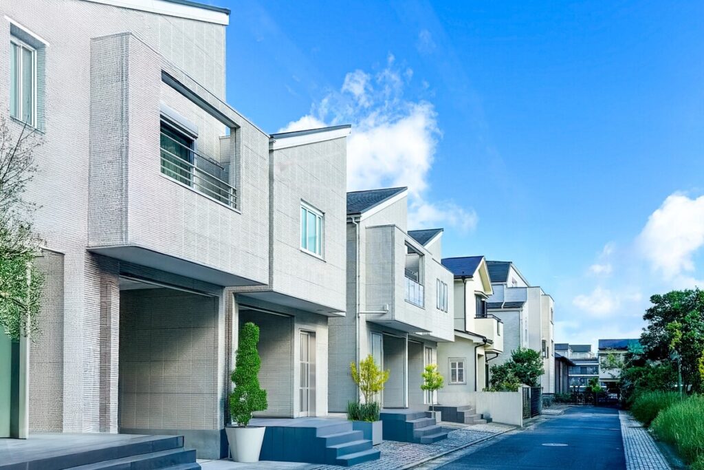外壁の質感やデザインに統一感を持たせた、モダンでシンプルな注文住宅が並ぶ街並み。